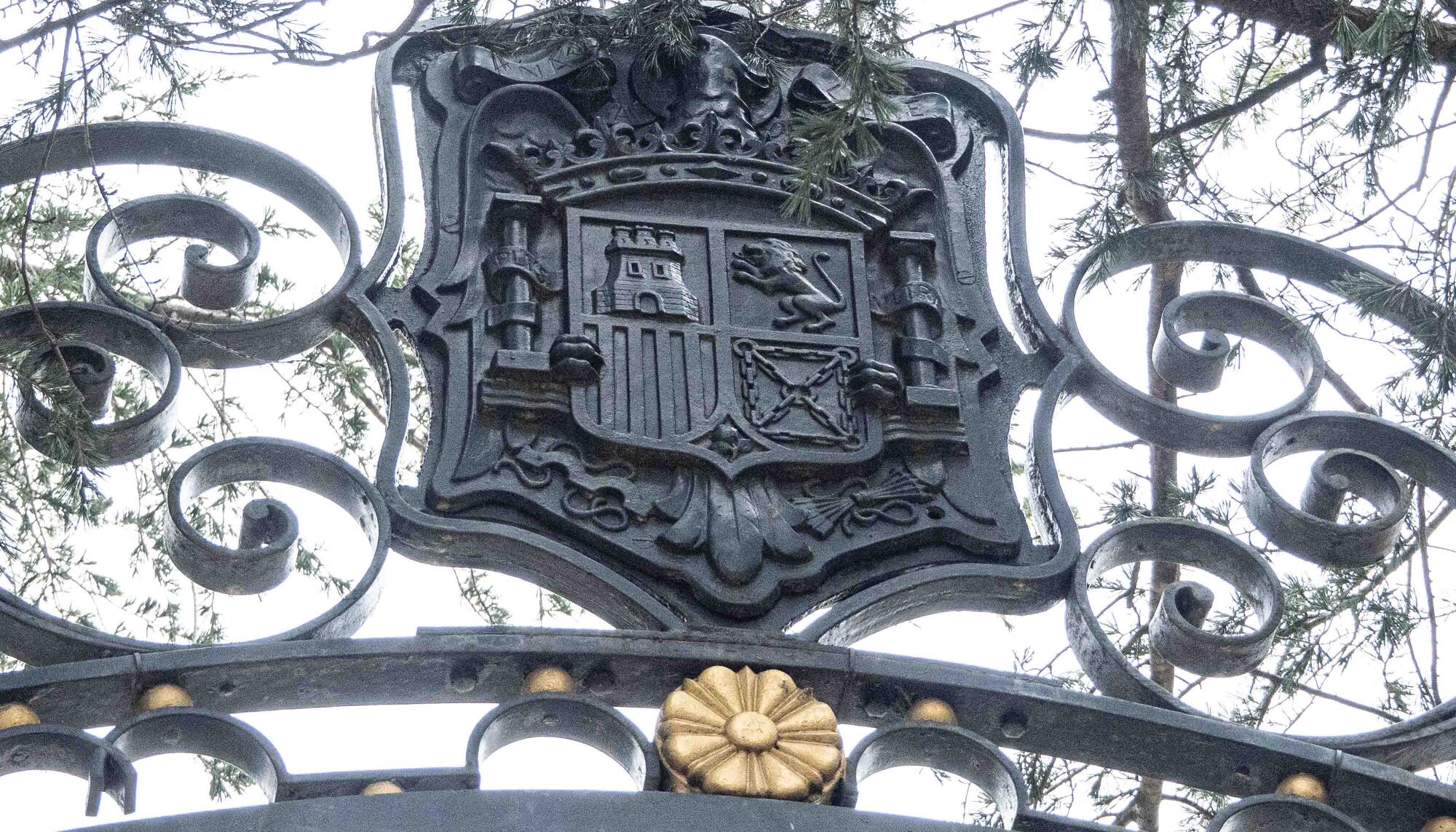 Escudo franquista en la verja del Palacio de El Pardo